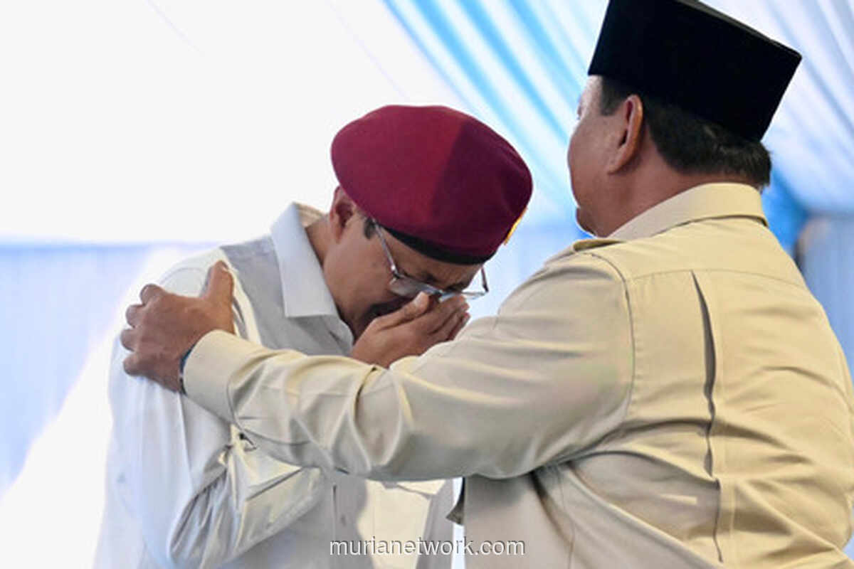 Prabowo Beri Pelukan Hangat Saat Gus Ipul Menangis Haru di Peresmian Sekolah Rakyat