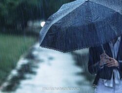 Peralatan Tempur dan Genangan: Kisah Para Pekerja Bertarung dengan Hujan yang Awet