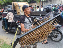 Angklung di Persimpangan Medan: Senyum, Receh, dan Ketakutan Ditangkap Satpol PP