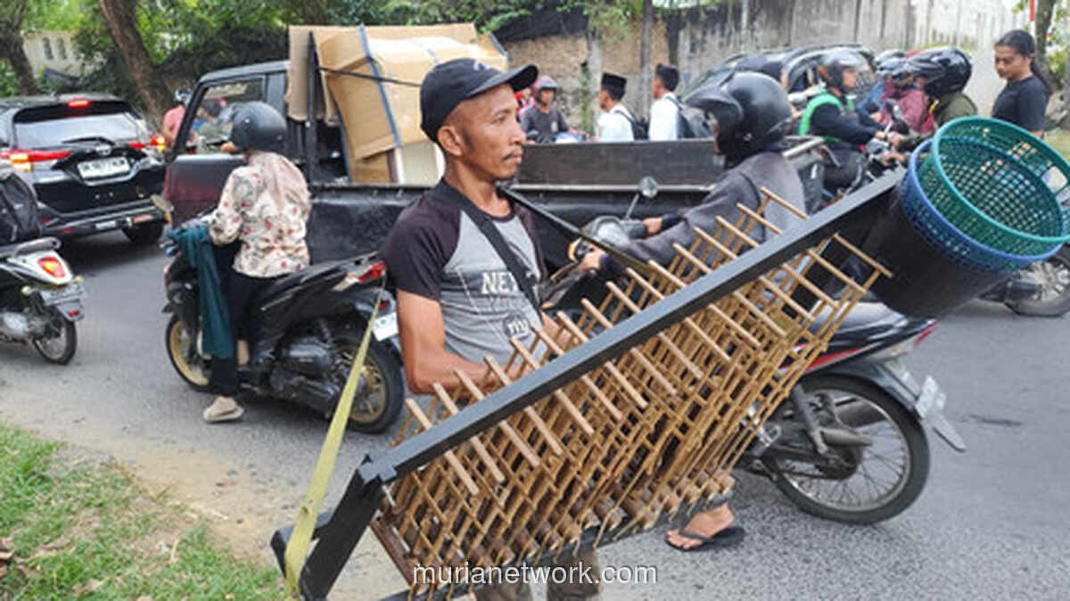 Angklung di Persimpangan Medan: Senyum, Receh, dan Ketakutan Ditangkap Satpol PP