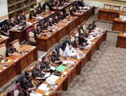 Jaksa Agung Janji Hentikan Kasus Guru Honorer, DPR Desak Imunitas untuk Pendidik