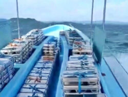 Melawan Ombak Danau Sentani Demi Kirimkan Makanan Bergizi ke Pulau-pulau Terpencil