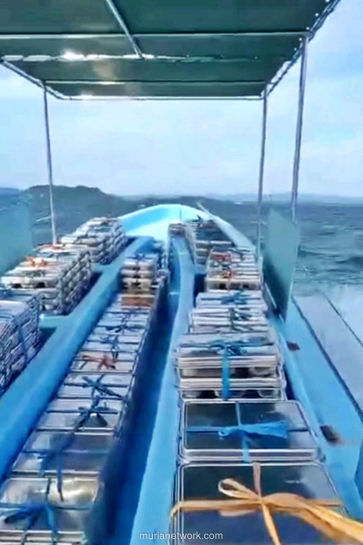 Melawan Ombak Danau Sentani Demi Kirimkan Makanan Bergizi ke Pulau-pulau Terpencil