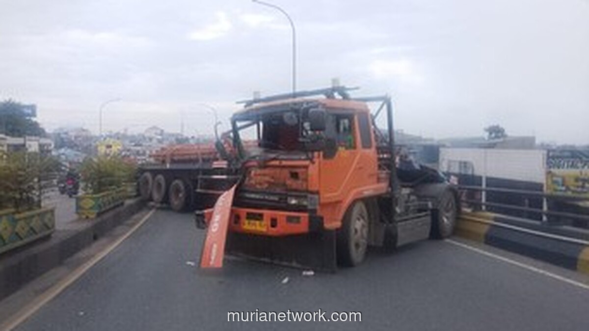 Nyaris Tewas, Pasangan Suami Istri Loncat dari Motor Saat Truk Tronton Mundur Mendadak di Flyover Ciputat