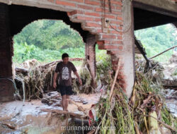 Lumpur dan Air Mata di Puing Usaha Kerupuk Juharti