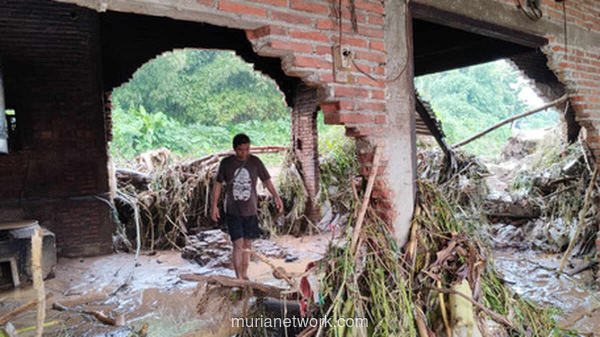 Lumpur dan Air Mata di Puing Usaha Kerupuk Juharti