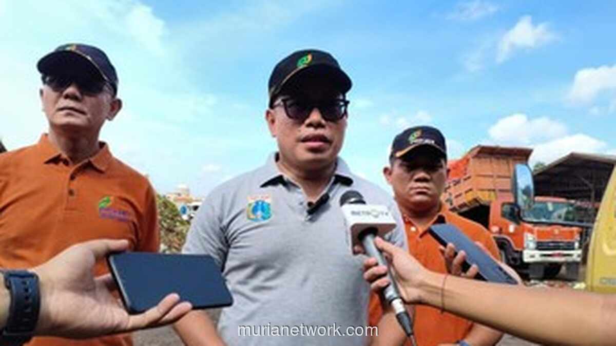 Warga Kramat Jati Tersiksa, Sampah Pasar Induk Menggunung Tak Terangkut