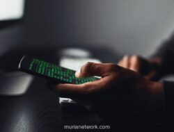 Racun Digital Menyelinap di Balik Layar Ponsel: Perlukah Kita Pasang Bodyguard untuk Gawai?