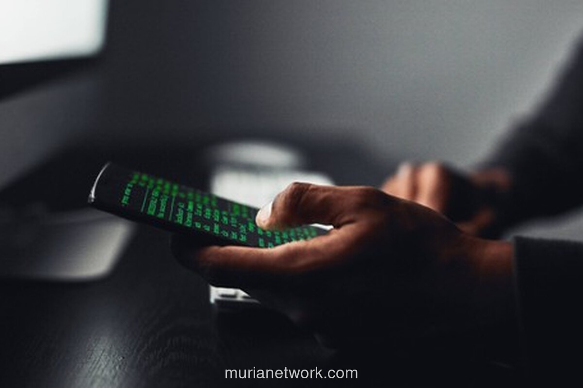 Racun Digital Menyelinap di Balik Layar Ponsel: Perlukah Kita Pasang Bodyguard untuk Gawai?