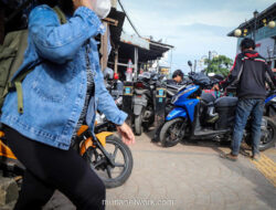 Parkir Liar di Depan Stasiun Bekasi: Solusi Warga Hadapi Tarif Resmi yang Menggurita