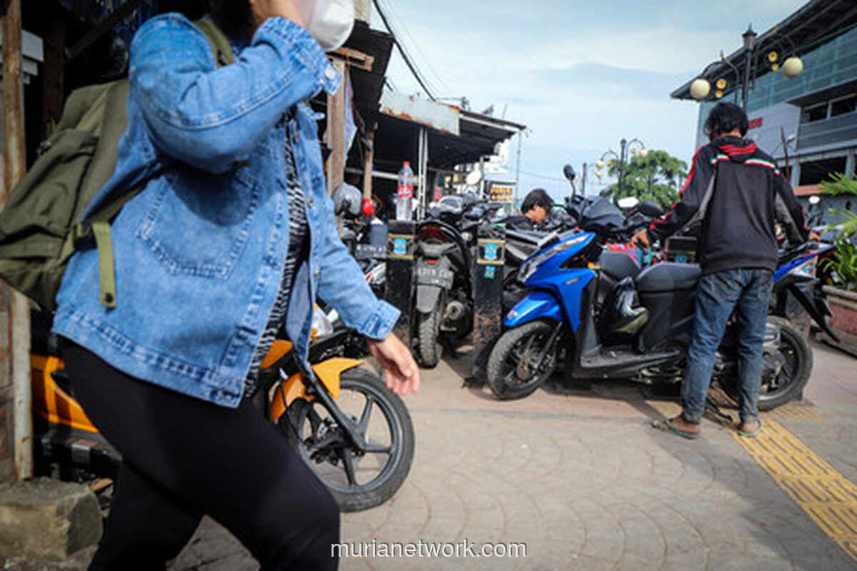 Parkir Liar di Depan Stasiun Bekasi: Solusi Warga Hadapi Tarif Resmi yang Menggurita
