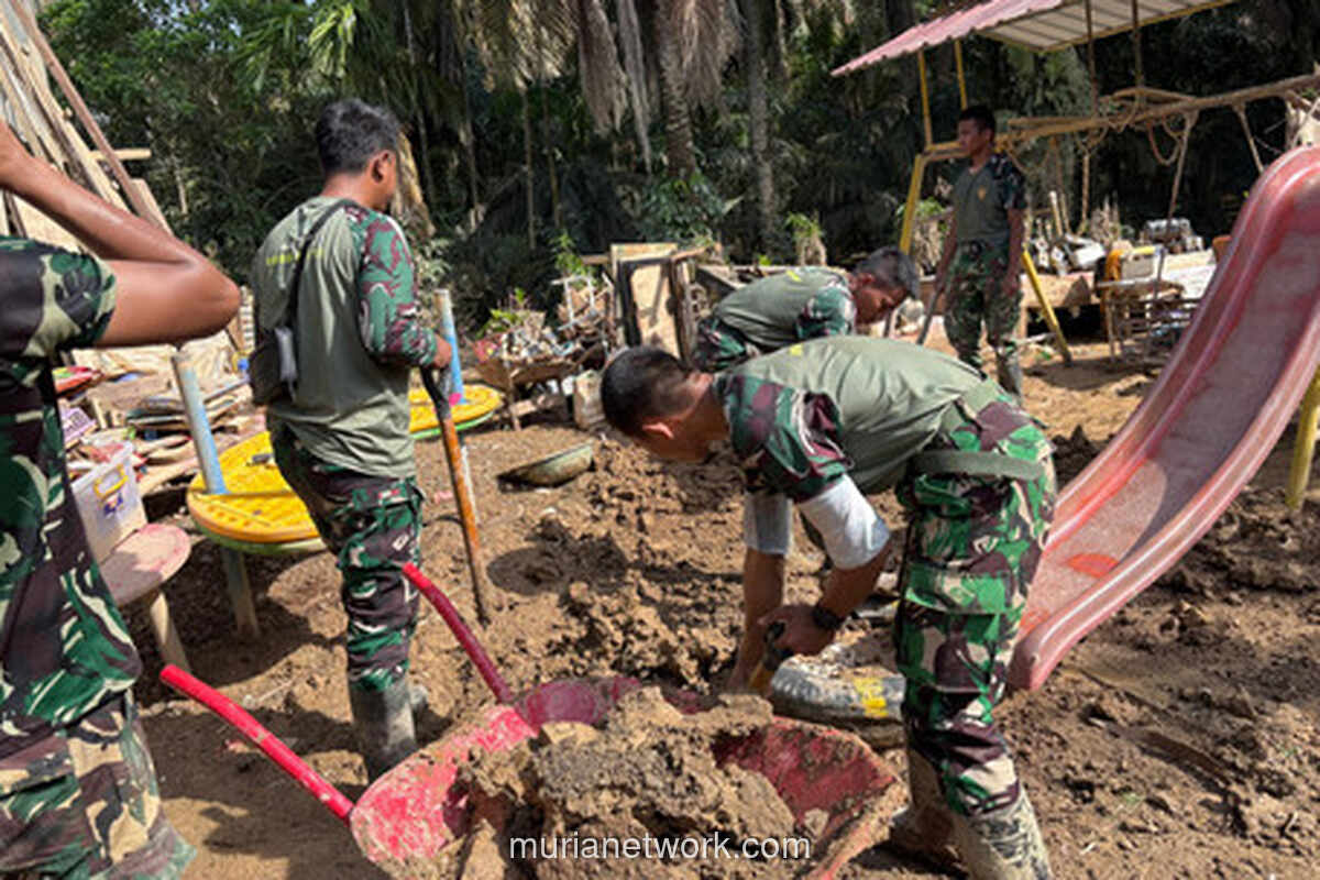 TNI AD Bersihkan Sekolah di Aceh, Belajar Tetap Dimulai 5 Januari