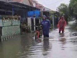 Indramayu Terendam, Warga Bertahan Demi Jaga Harta yang Tersisa
