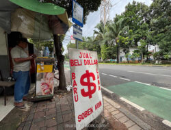 Sepi yang Menyisakan: Kisah Pedagang Valas Jalanan di Kwitang yang Bertahan di Tengah Lesu