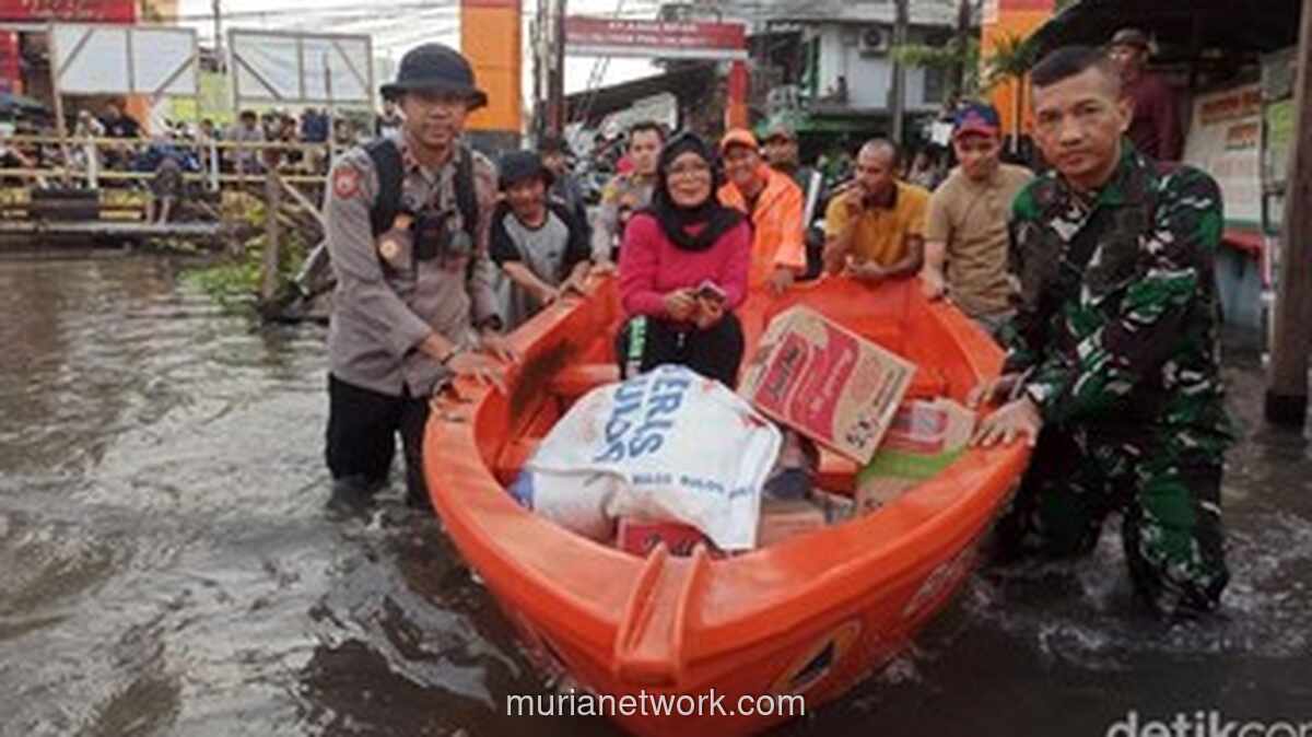 Genangan 50-60 Cm, Warga Kelapa Gading Terpaksa Mengungsi Naik Perahu