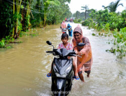 Genangan Satu Meter Belum Surut, Warga Surianeun Terjebak Banjir