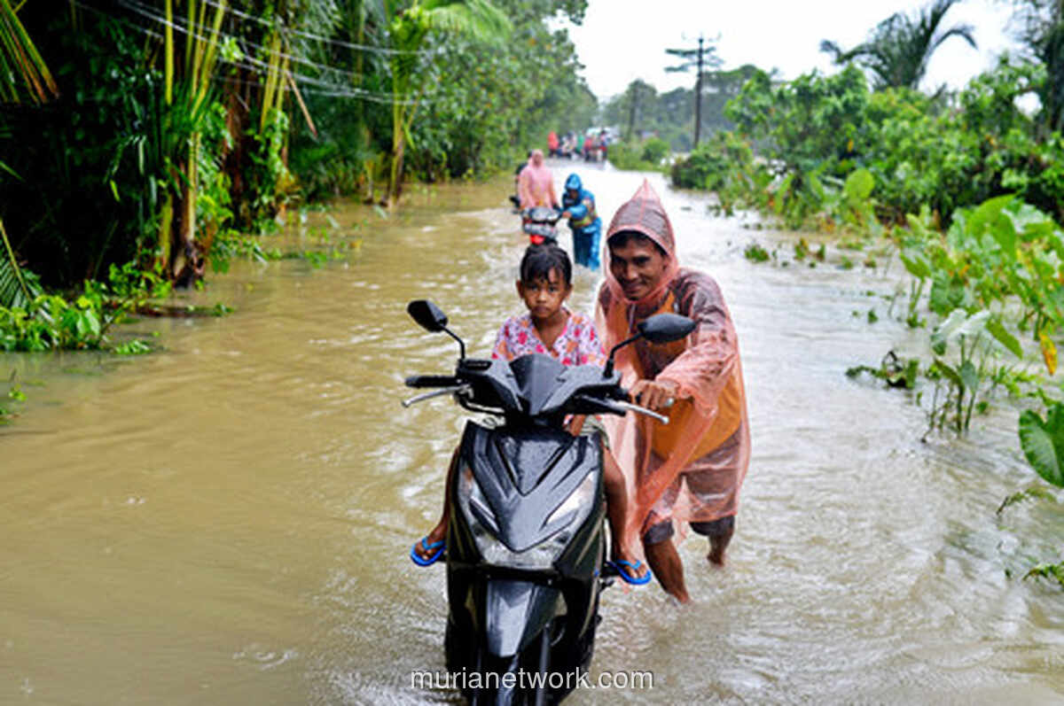 Genangan Satu Meter Belum Surut, Warga Surianeun Terjebak Banjir