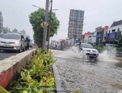 Banjir Genangi Boulevard Barat, Arus Kendaraan Dialihkan ke Lajur Kanan