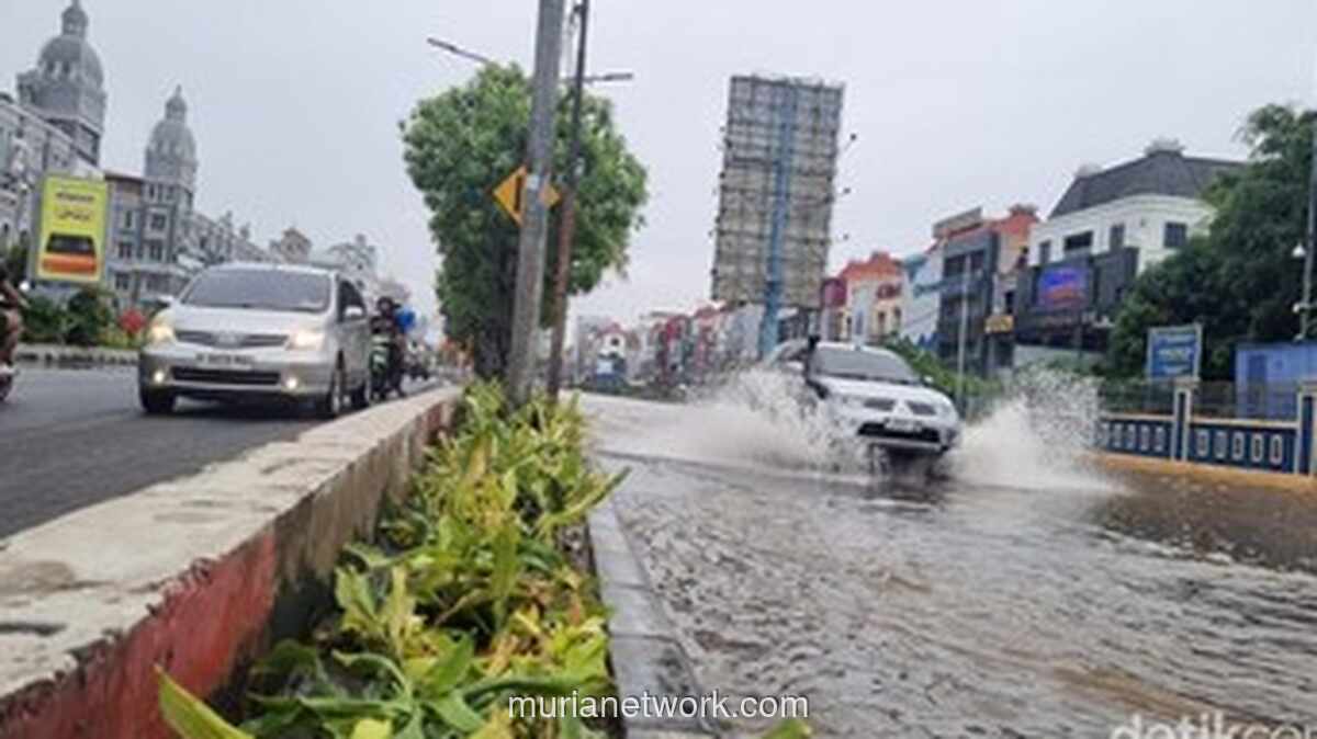Banjir Genangi Boulevard Barat, Arus Kendaraan Dialihkan ke Lajur Kanan