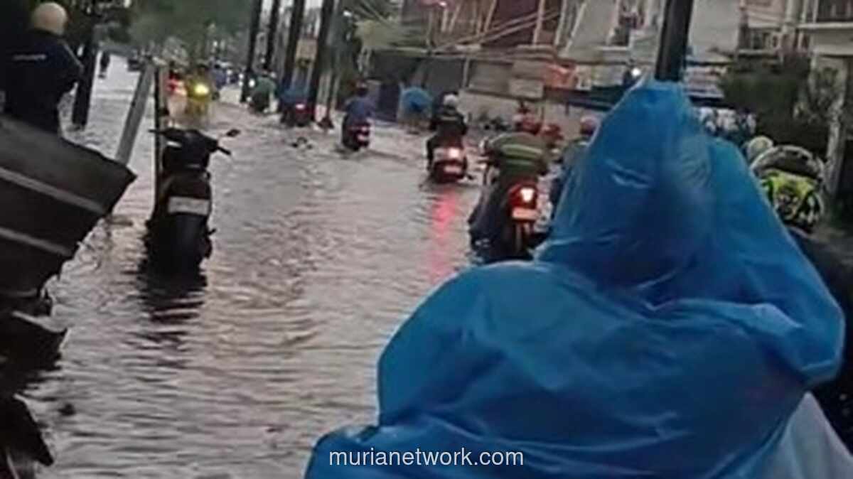 Banjir Rendam Bekasi, Pasar Pejuang Pratama Terendam Hampir Setinggi Dagangan