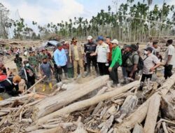 Menteri Tito Tinjau Desa yang Luluh Lantak: Tak Ada Satu Rumah pun yang Utuh