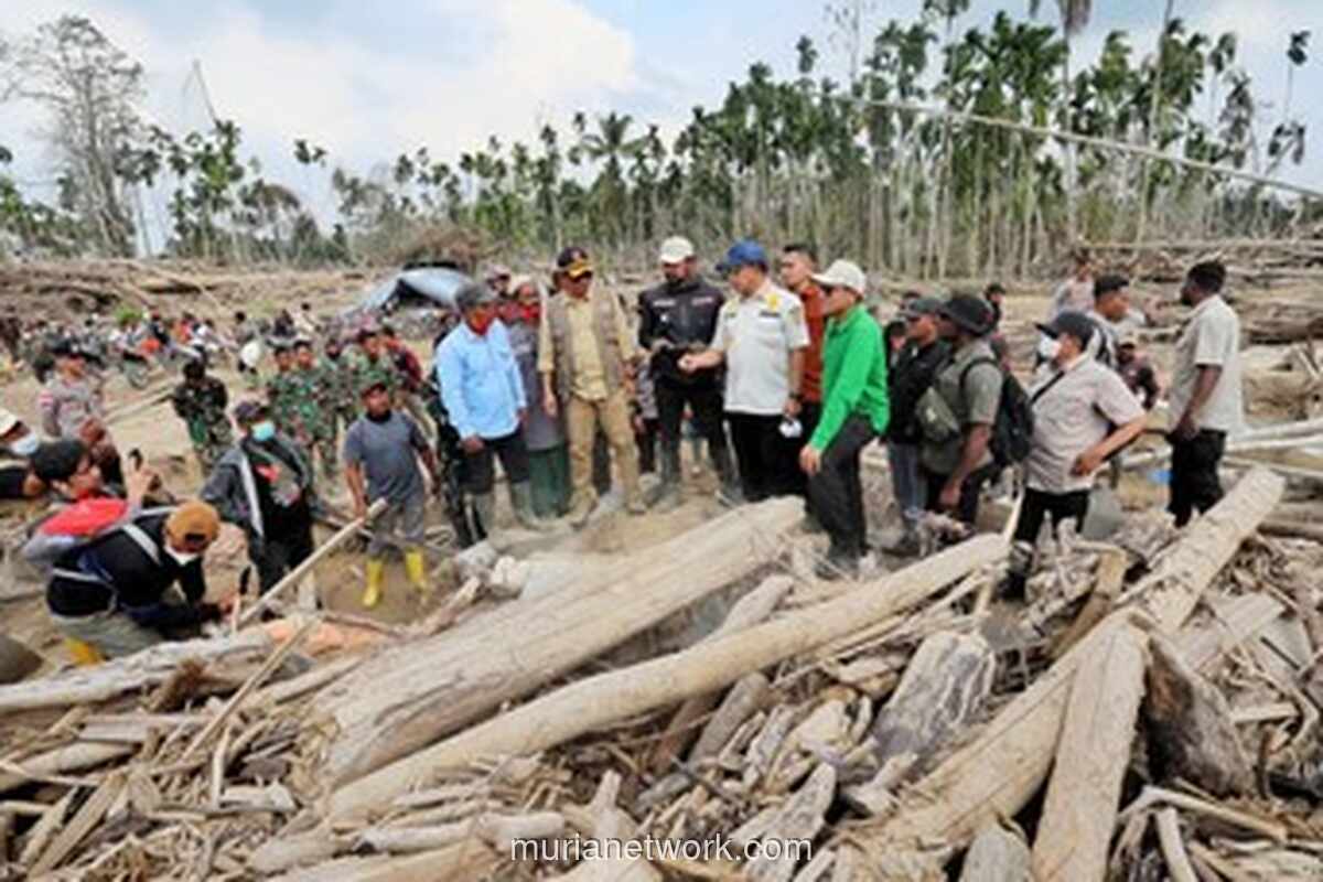 Menteri Tito Tinjau Desa yang Luluh Lantak: Tak Ada Satu Rumah pun yang Utuh