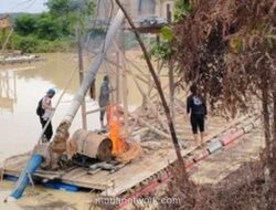 Polres Kuansing Hanguskan Belasan Rakit Penambang Emas Ilegal