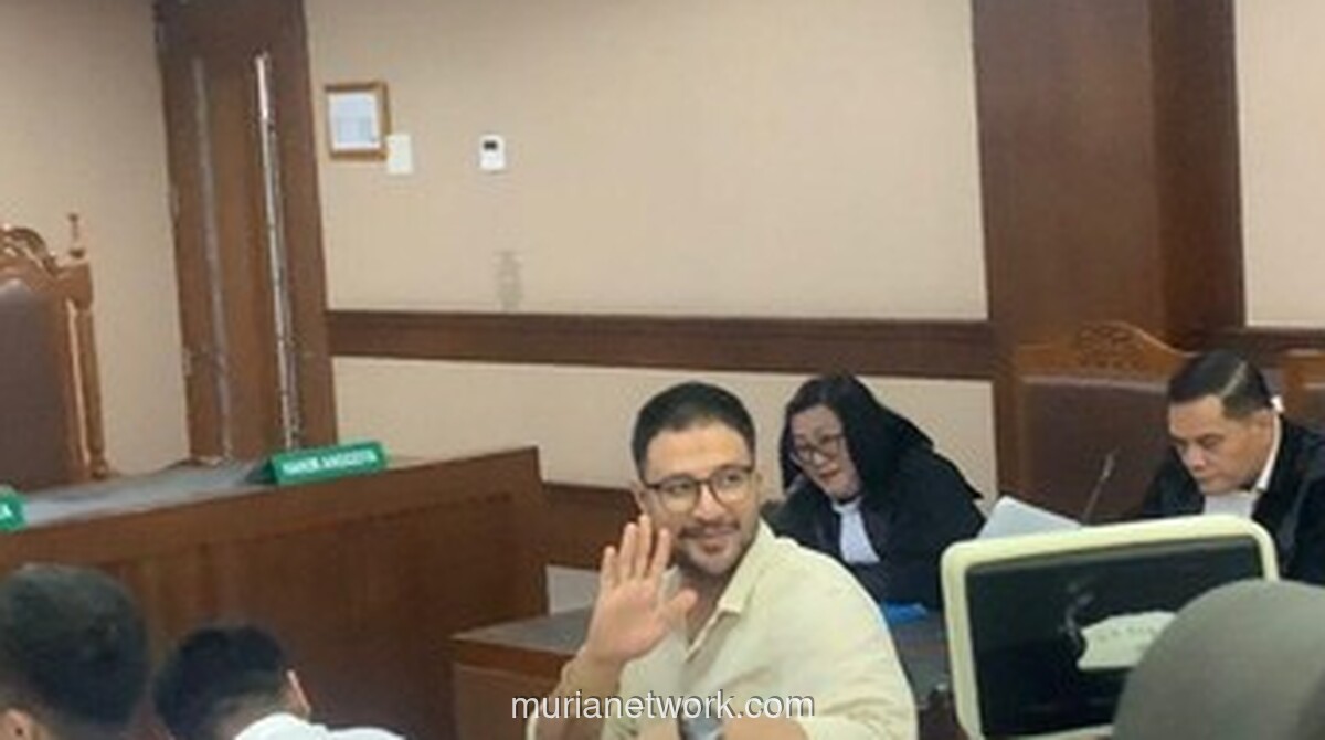 Ammar Zoni Tampil Beda dengan Kemeja Krem dan Tasbih di Sidang Narkoba