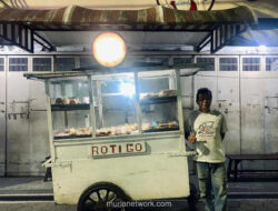 Cahaya Gerobak Pak Warsito, Setia Temani Malam Purwokerto