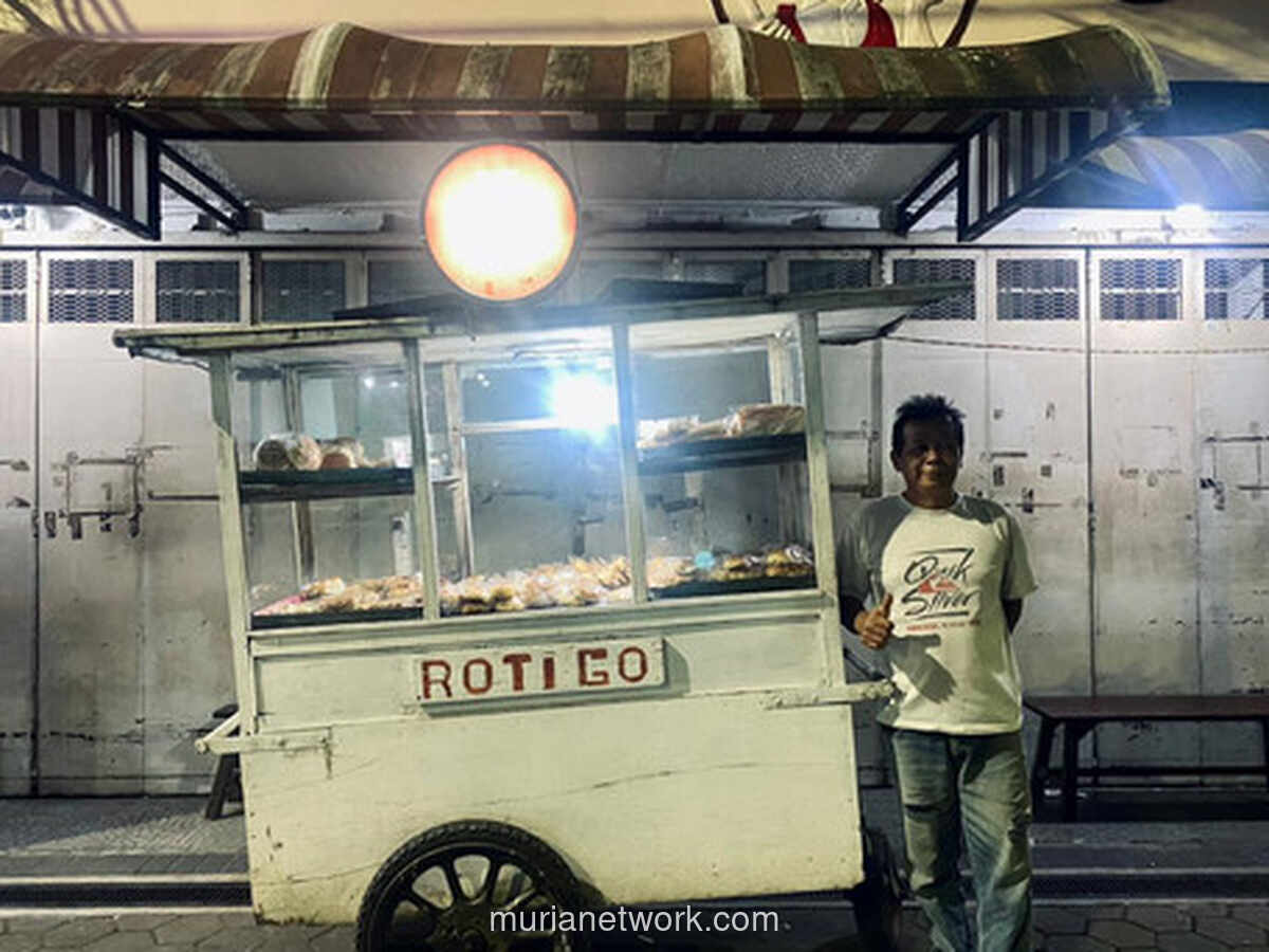 Cahaya Gerobak Pak Warsito, Setia Temani Malam Purwokerto