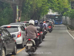 Bus Besar di Jalan Sempit: Kemacetan Sawangan Makin Runyam