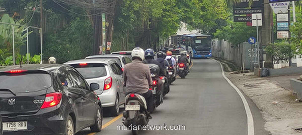 Bus Besar di Jalan Sempit: Kemacetan Sawangan Makin Runyam