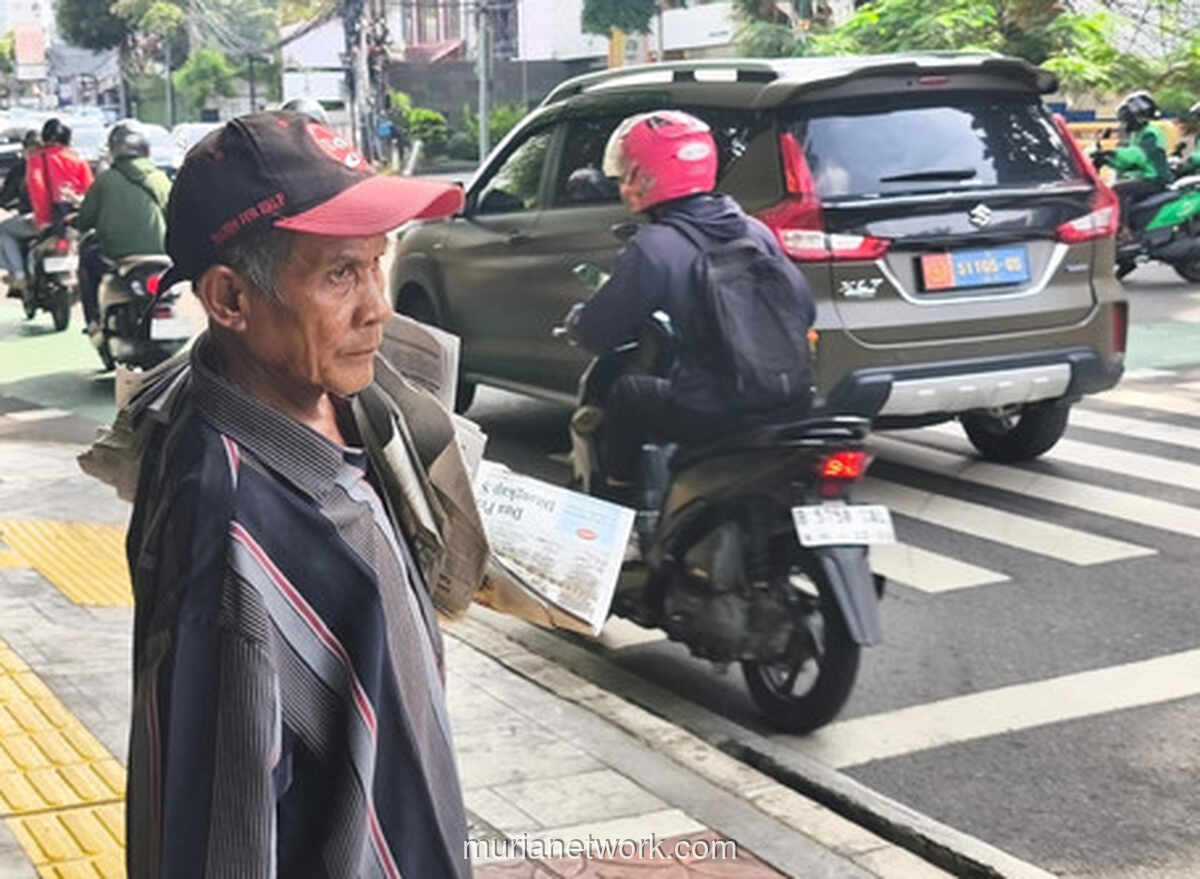 Saksi Bisu Perubahan Zaman: 40 Tahun Firman Berdiri di Perempatan Menteng
