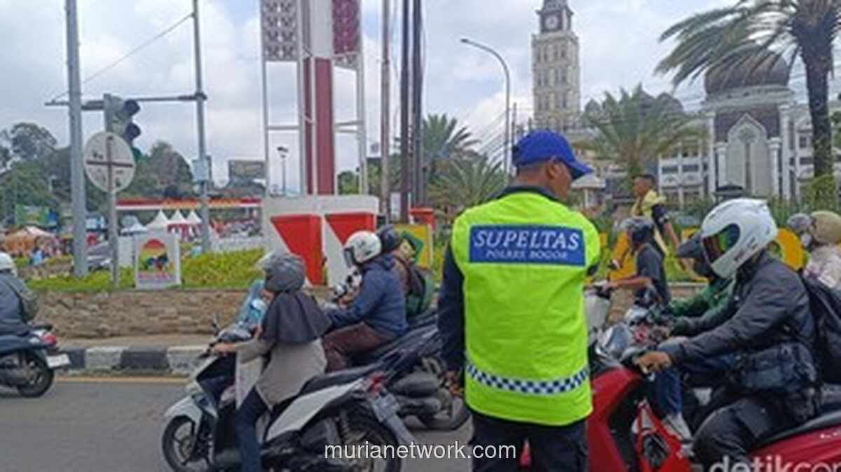 Supeltas Berjubah Hujan Siaga Atasi Macet di Puncak