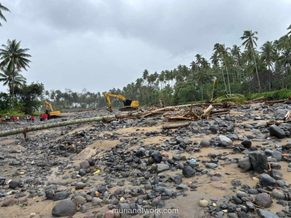 Jalan Ratusan Meter Raib Diterjang Banjir Bandang di Tanah Datar