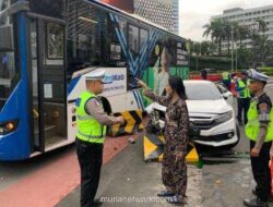 Sedan Ringsek Ditabrak Bus Transjakarta di Bundaran HI