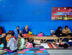 Bayi-bayi Pengungsi Longsor Cisarua Bertarung Melawan Dingin yang Menusuk Tulang