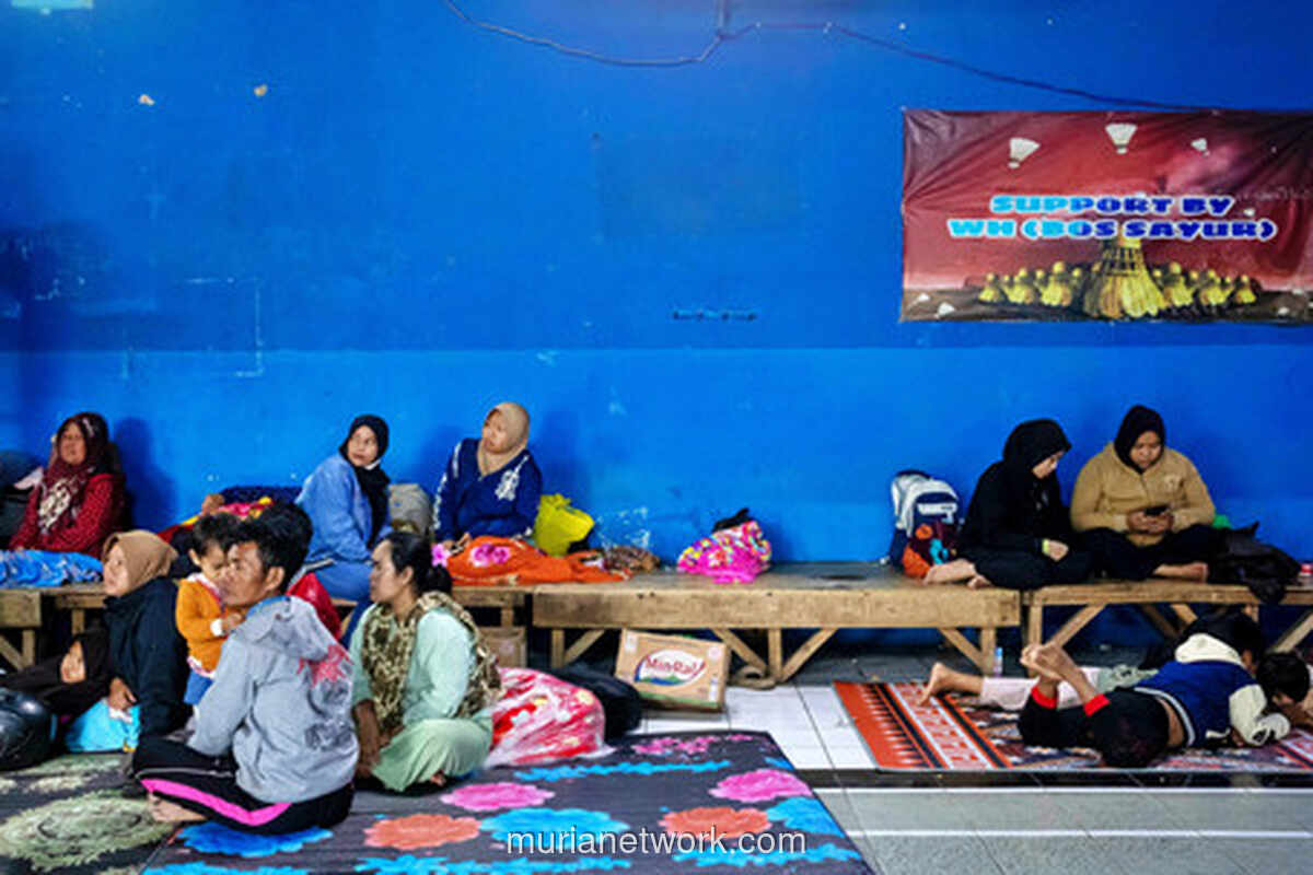 Bayi-bayi Pengungsi Longsor Cisarua Bertarung Melawan Dingin yang Menusuk Tulang