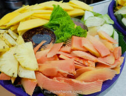 Rujak Mak Lemak: Dari Nampan Jumbo hingga Hampers Mewah, Kisah Warung yang Tak Pernah Sepi Pembeli