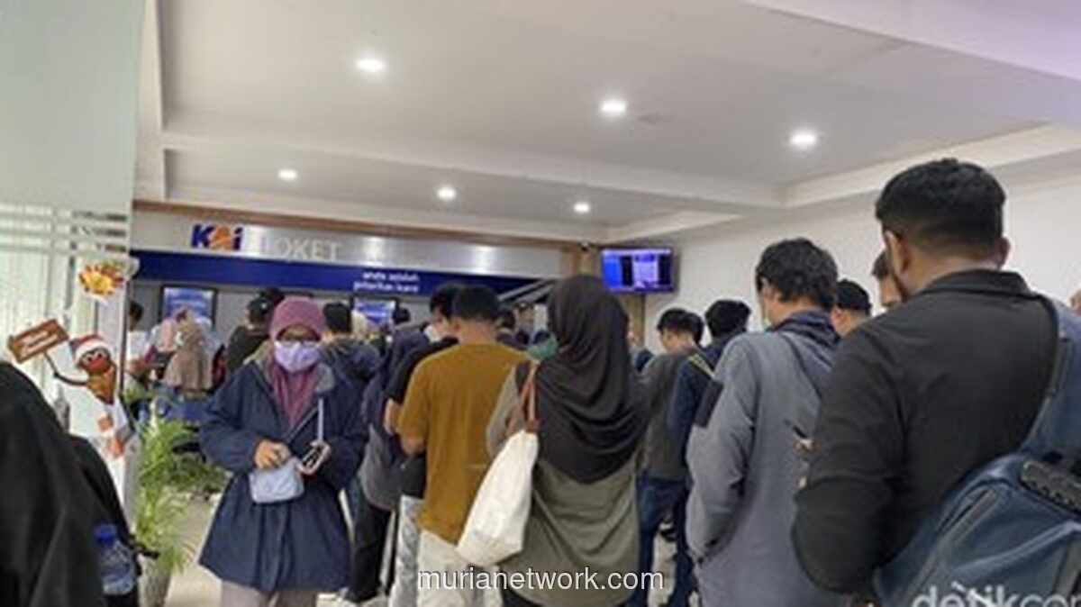 Banjir Pekalongan Picu Antrean Panjang Pembatalan Tiket di Stasiun Tawang
