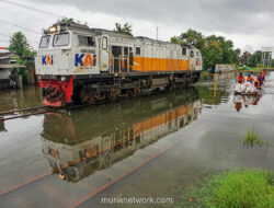 Banjir Pekalongan Lumpuhkan 82 Perjalanan Kereta, Lokomotif Khusus Dikerahkan