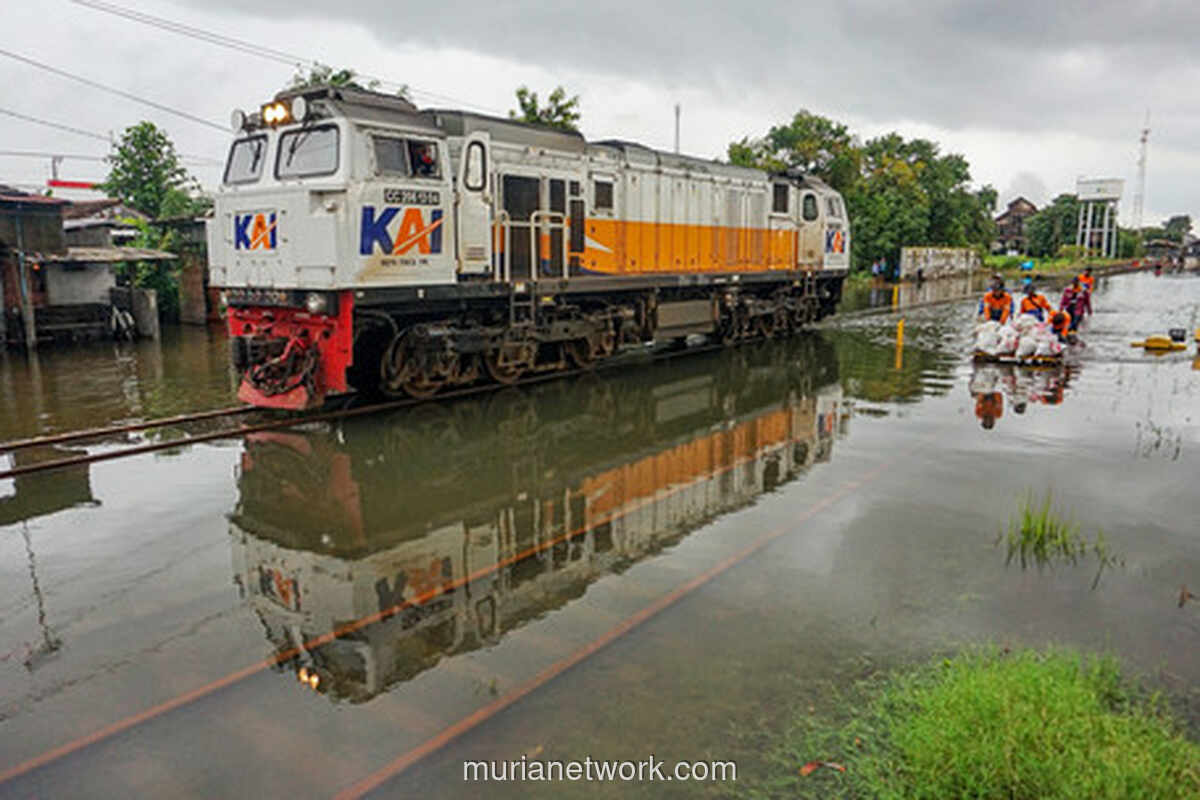 Banjir Pekalongan Lumpuhkan 82 Perjalanan Kereta, Lokomotif Khusus Dikerahkan