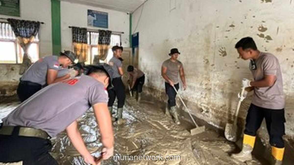 Brimob Banten Bersihkan Sekolah dan Bagikan Al-Quran untuk Korban Banjir Aceh Utara