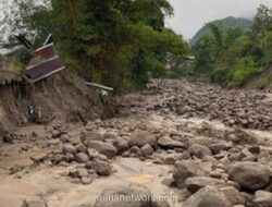 Sisa Kayu Banjir Lalu Kembali Hanyut di Sungai Wih Gile