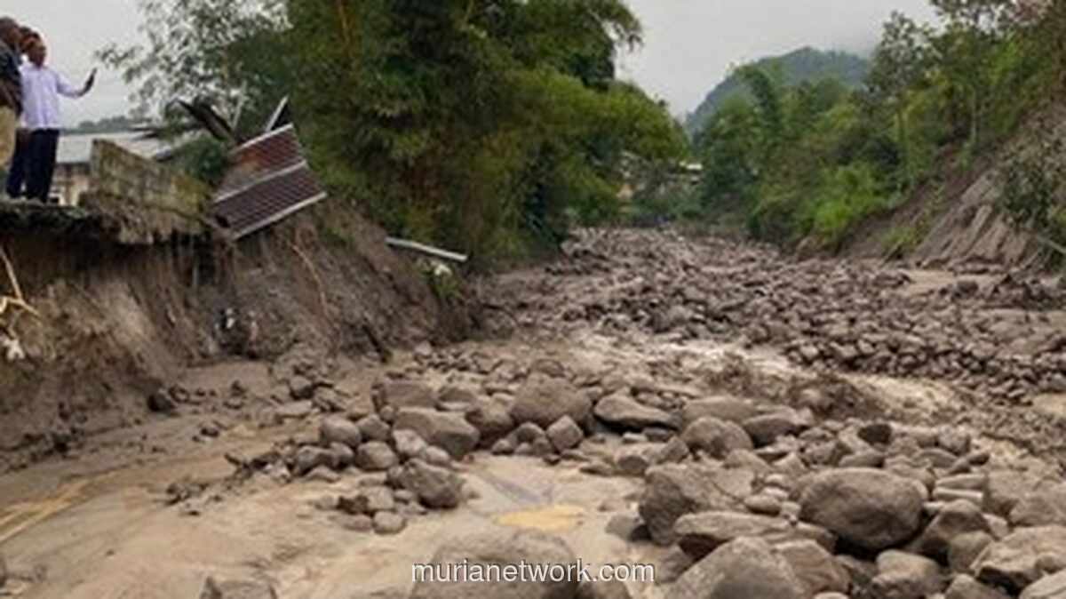 Sisa Kayu Banjir Lalu Kembali Hanyut di Sungai Wih Gile