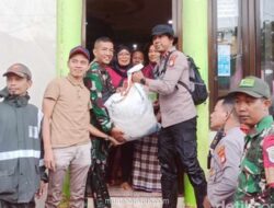 Kapolsek Turun Langsung Bagikan Sembako ke Warga Terendam di Kelapa Gading