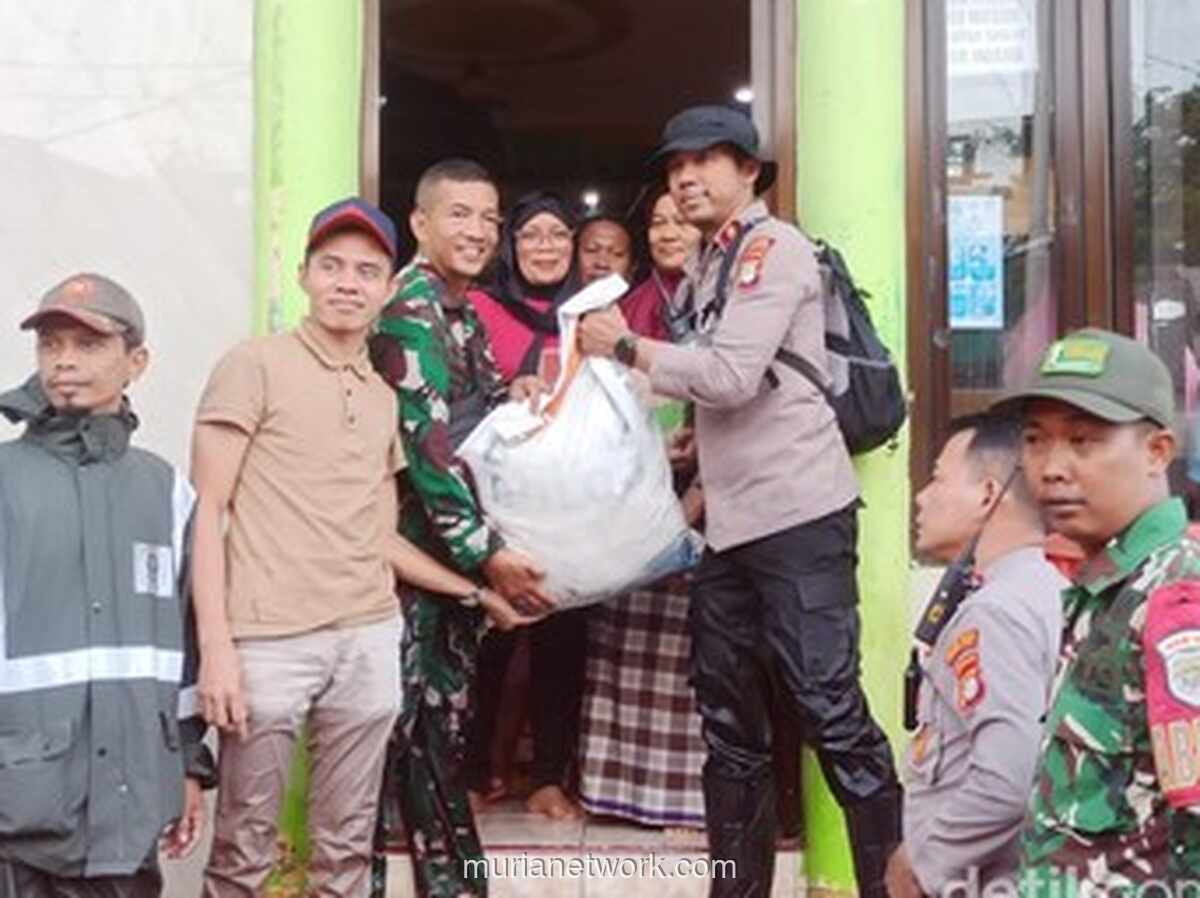 Kapolsek Turun Langsung Bagikan Sembako ke Warga Terendam di Kelapa Gading