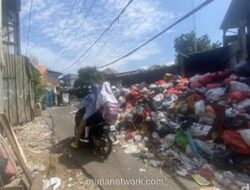 Jalan Madrasah Depok Tersumbat Gunungan Sampah, Warga 80 Tahun Mengeluh Bau Menyengat