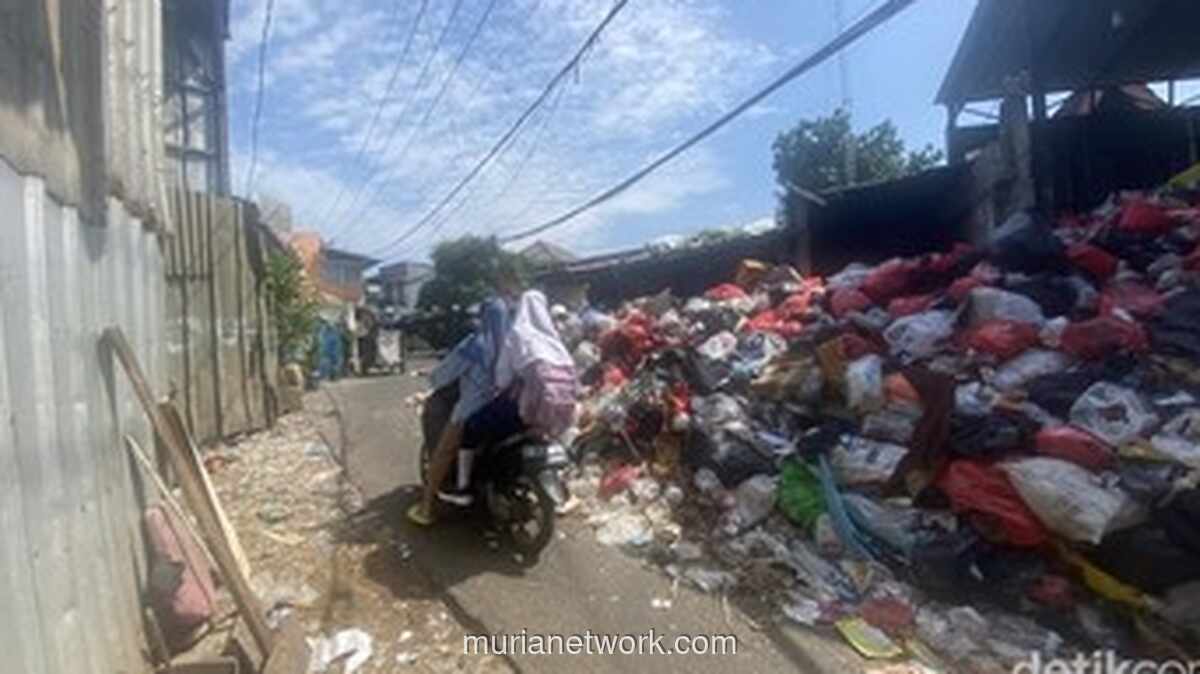 Jalan Madrasah Depok Tersumbat Gunungan Sampah, Warga 80 Tahun Mengeluh Bau Menyengat