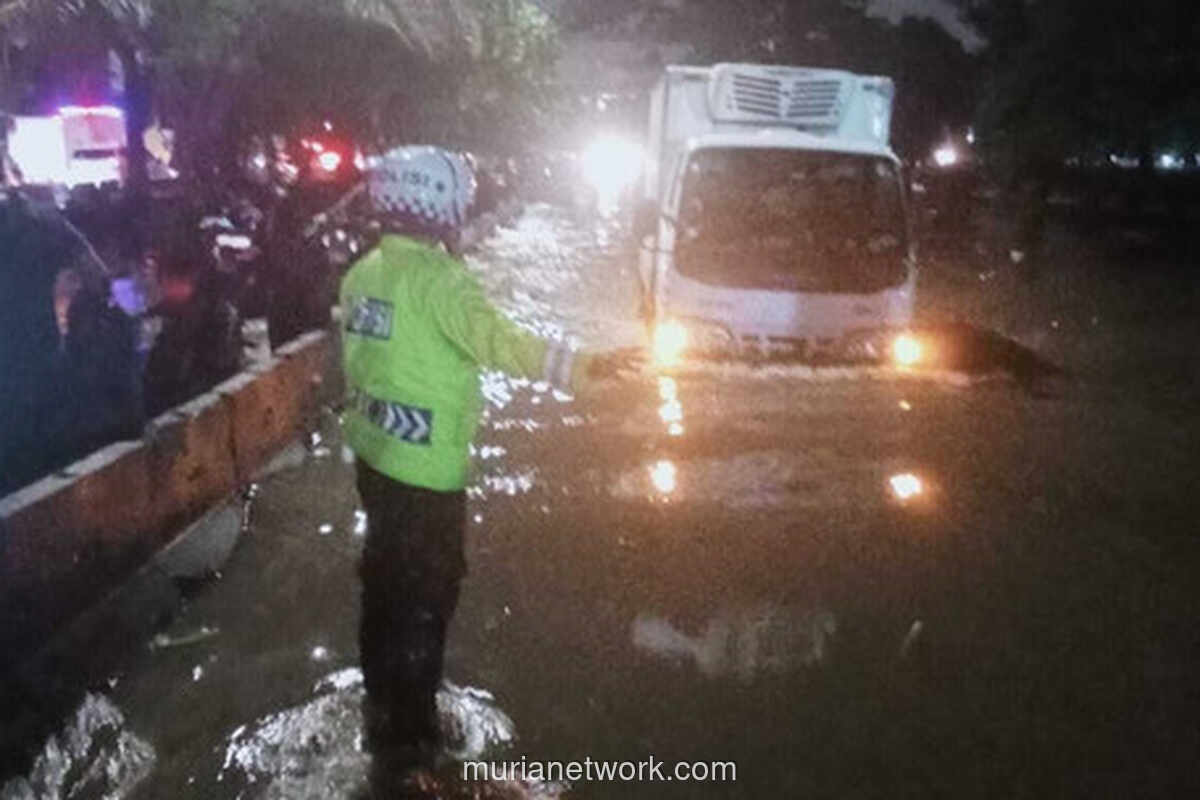 Daan Mogot Tergenang 50 Cm, Arus Lalu Lintas Lumpuh Total